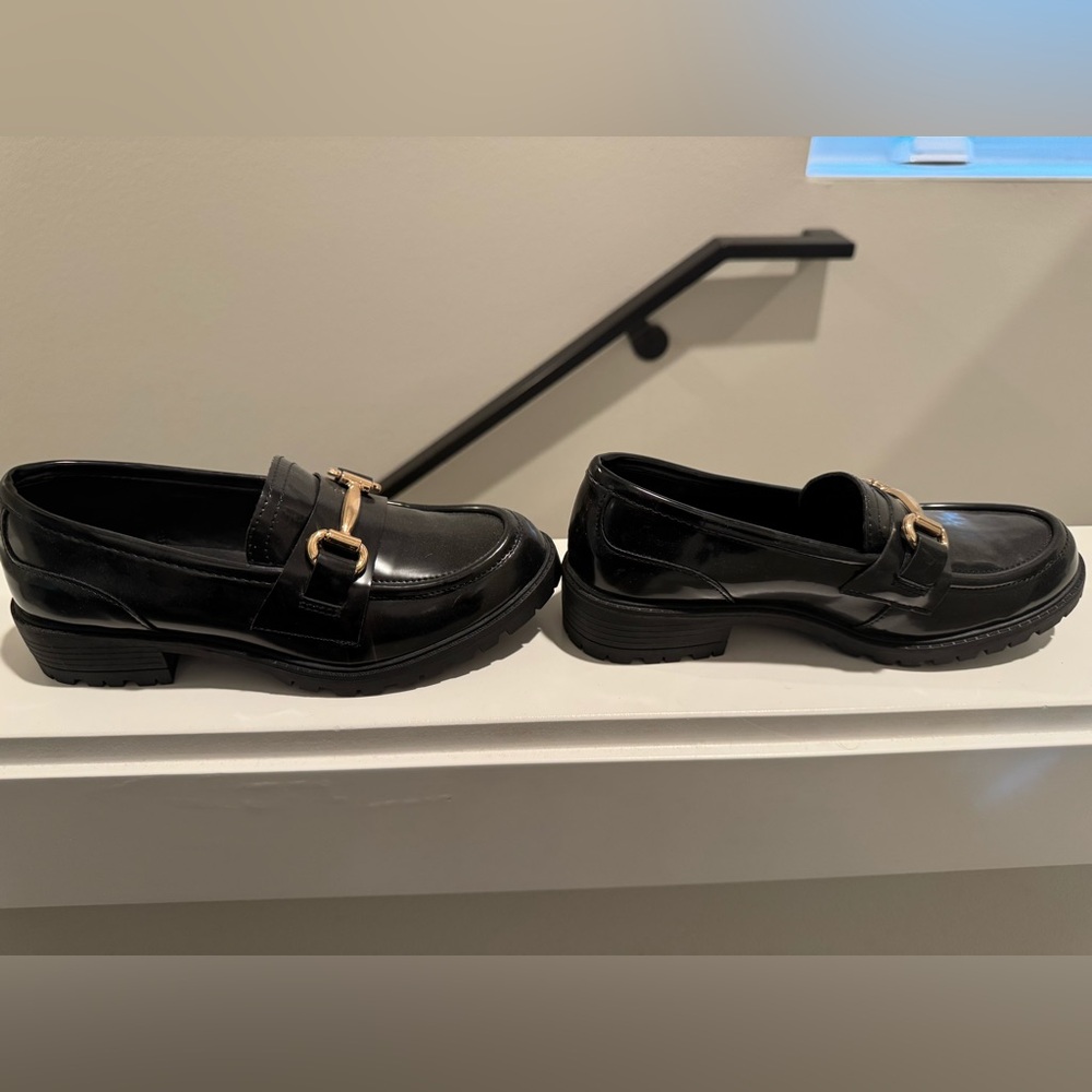Steve Madden Black Loafers with Gold Detail (Kids size 3)